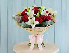 Букет цветов из:  Лилии и Розы в Молодежном Иркутская область