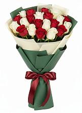 Букет Микс из красных и белых роз в Молодежном Иркутская область