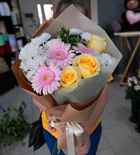 Букет цветов из:  Герберы, Розы и Хризантемы в Молодежном Иркутская область