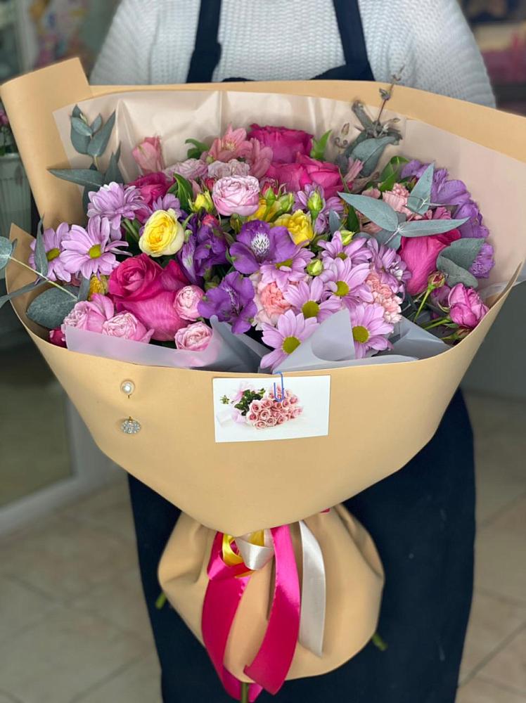 Букет цветов из: Хризантемы, Гвоздики и Альстромерии в Молодежном Иркутская область