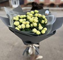 Букет Белые кустовые розы Солинеро в Молодежном Иркутская область