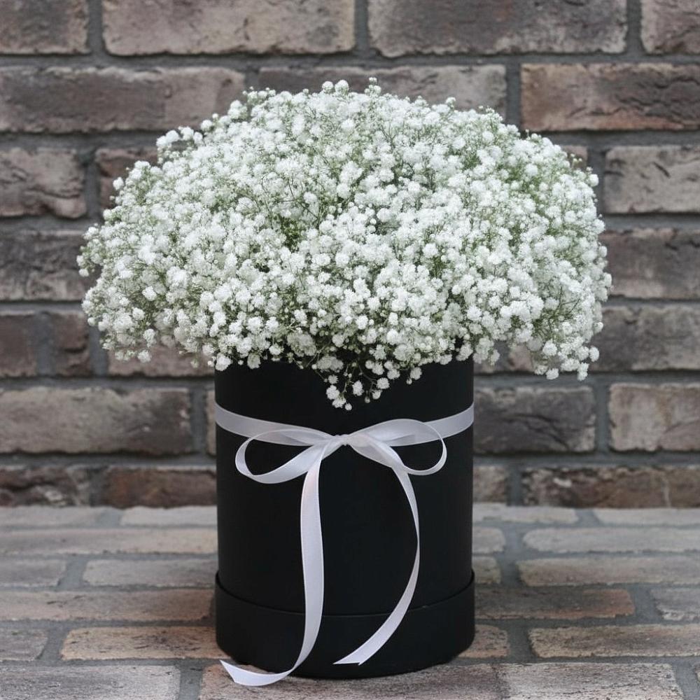 Цветочная композиция из Гипсофила в шляпной коробке в Молодежном Иркутская область