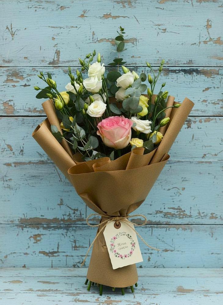 Букет цветов из: Розы и Лизиантусы в Молодежном Иркутская область