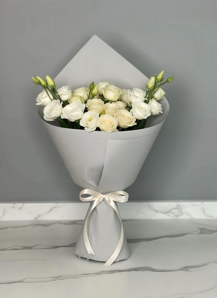 Букет цветов из: Розы и Лизиантусы в Молодежном Иркутская область