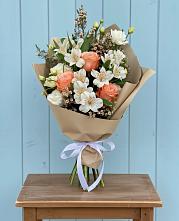 Букет цветов из:  Альстромерии, Лизиантусы, Розы и Хризантемы в Молодежном Иркутская область