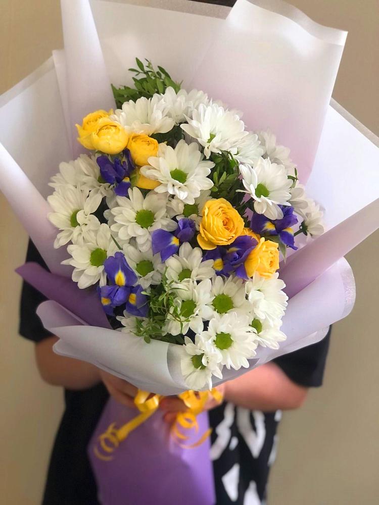 Букет цветов из: Ирисы, Хризантемы и Розы в Молодежном Иркутская область