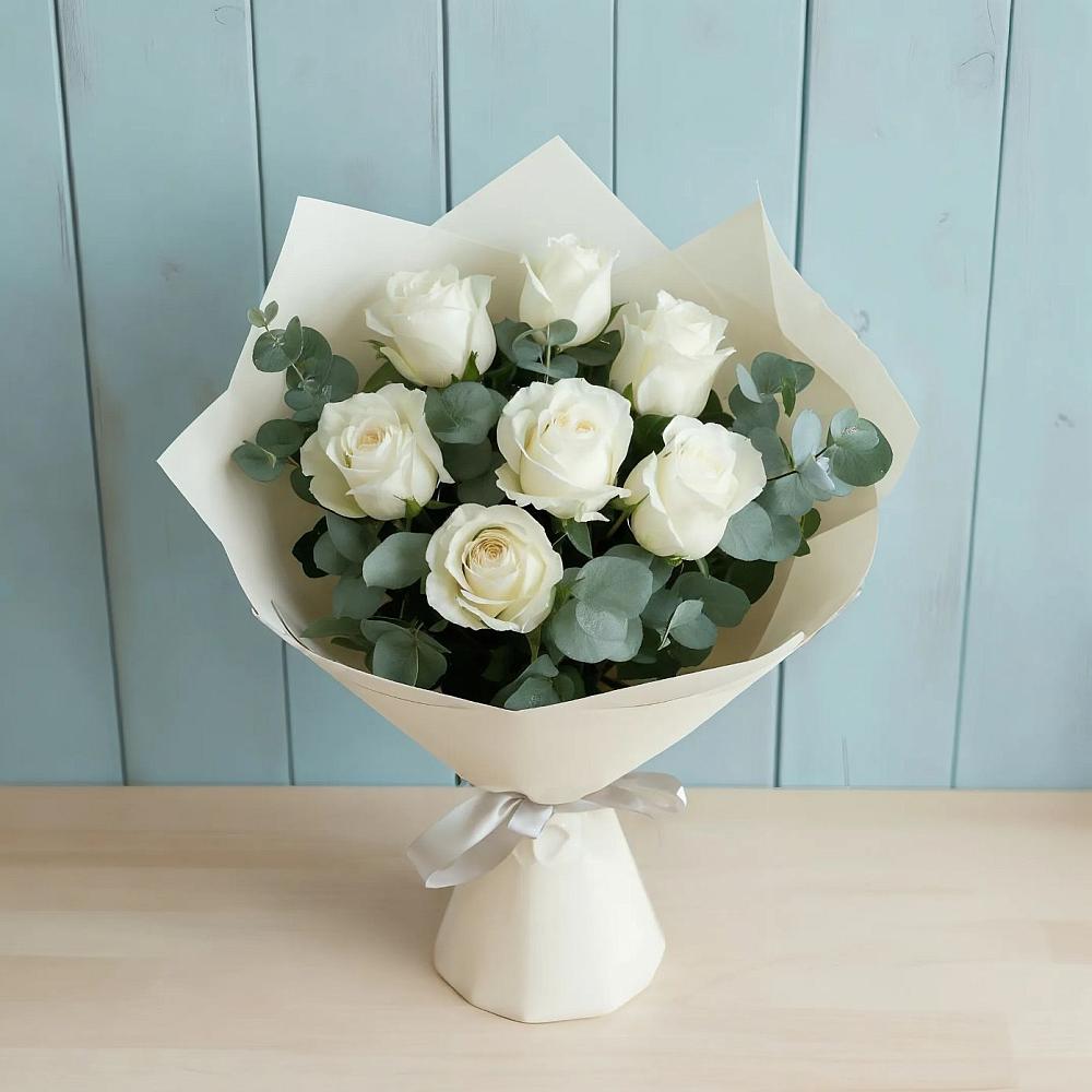 Букет Белые розы в Эвкалипте в Молодежном Иркутская область