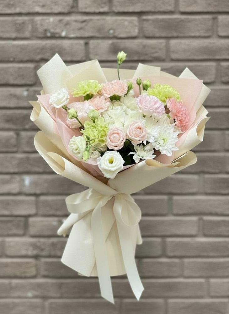 Букет цветов из: Гвоздики, Розы, Лизиантусы и Хризантемы в Молодежном Иркутская область