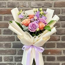 Букет цветов из:  Лизиантусы и Розы в Молодежном Иркутская область