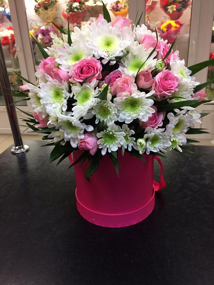 Цветочная композиция из Розы и Хризантемы в шляпной коробке в Молодежном Иркутская область