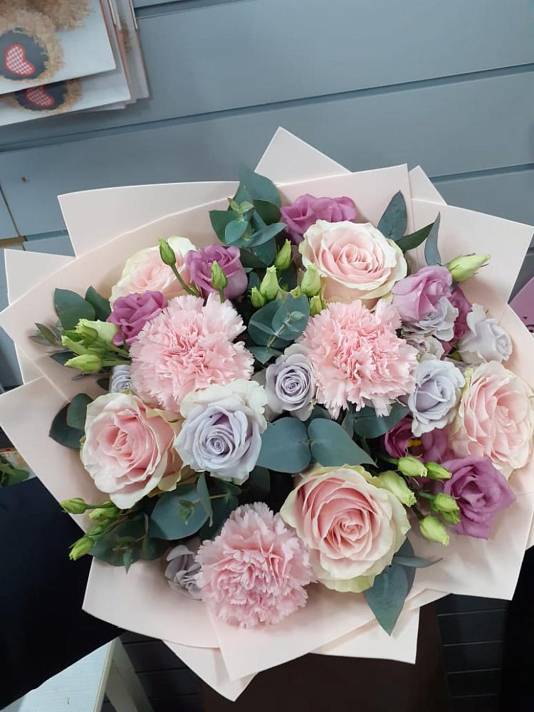 Букет цветов из: Розы, Гвоздики и Лизиантусы в Молодежном Иркутская область