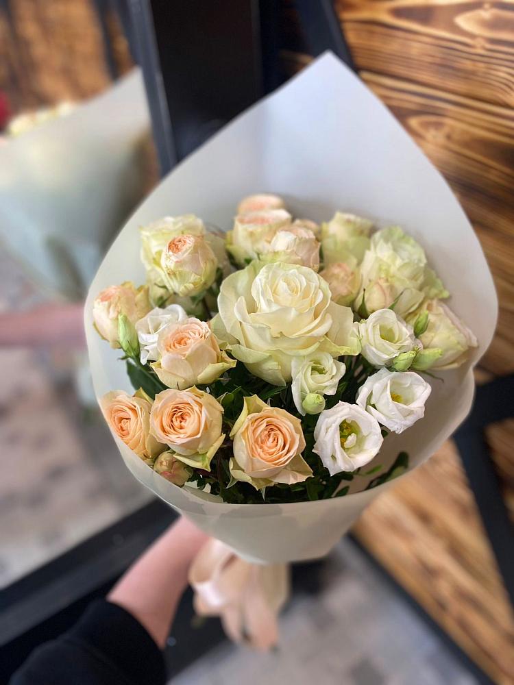 Букет цветов из: Розы и Лизиантусы в Молодежном Иркутская область